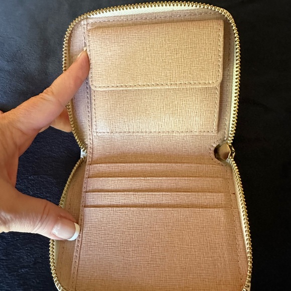 Furla Compact Ziparound Wallet in Cream. EUC. - Picture 4 of 9